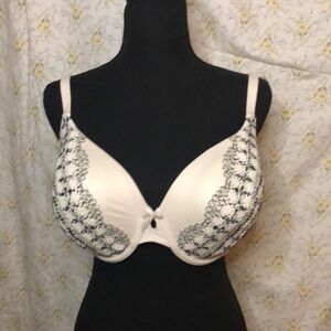 VICTORIA’S SECRET BodybyVictoria cream/black embroidered padded bra. Sz 36DDD.